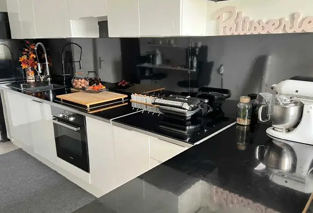 expert en rénovation de cuisine à giremoutiers, nous transformons votre espace avec qualité et savoir-faire pour une cuisine moderne et fonctionnelle.