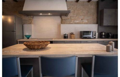 expert en rénovation de cuisine à mézy-sur-seine, nous transformons votre espace en un lieu moderne et fonctionnel. qualité et savoir-faire garantis.