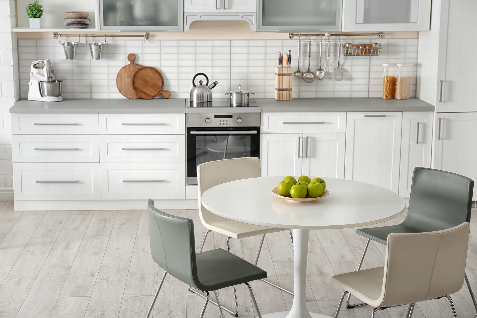 découvrez notre guide complet sur la rénovation de cuisine : astuces, conseils pratiques et estimation des prix pour votre projet.