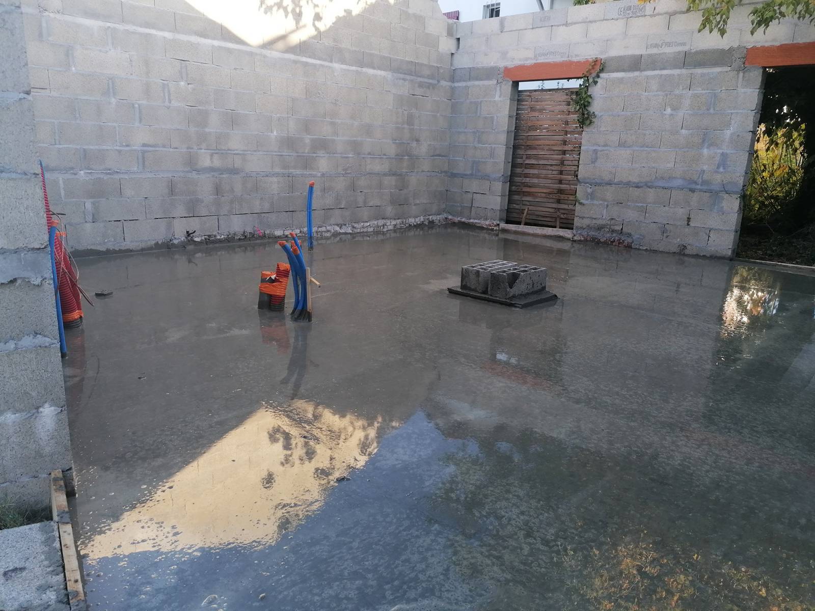 découvrez nos solutions expertes pour la rénovation de dalle béton, garantissant solidité et durabilité à vos sols en béton.