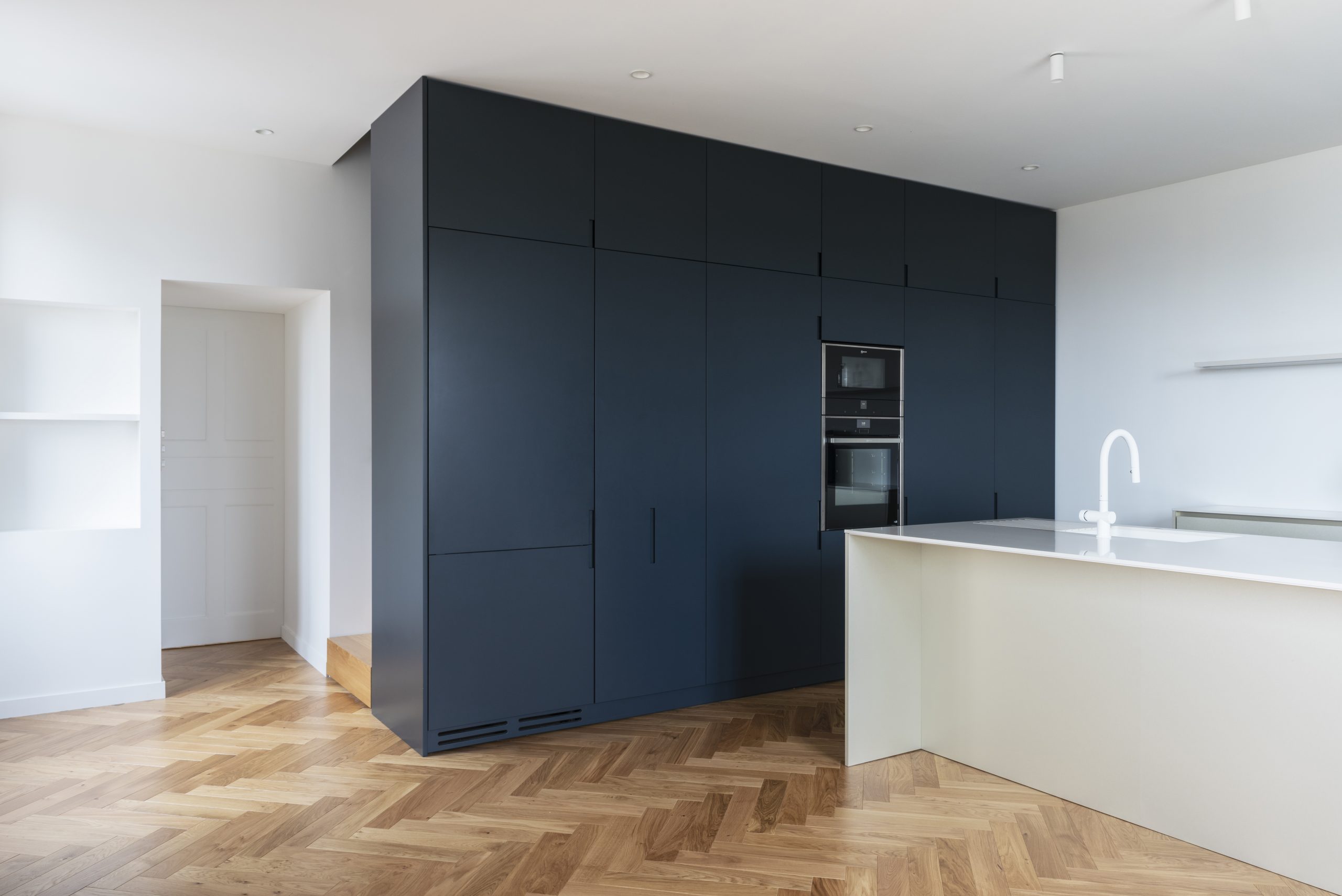 confiez la rénovation de votre appartement à un architecte expérimenté pour un projet sur mesure, alliant esthétique et fonctionnalité.