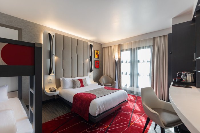 découvrez la rénovation de l'hôtel new york à disneyland paris prévue pour 2025, offrant un séjour encore plus magique et confortable au cœur du parc.