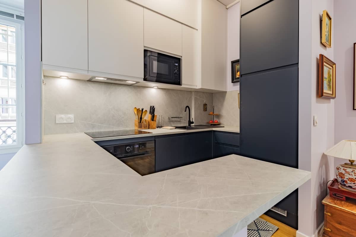 découvrez la rénovation élégante d'un appartement t3 haussmannien situé dans le 11ème arrondissement de paris, alliant charme ancien et confort moderne.