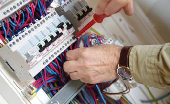 découvrez nos conseils experts pour maîtriser votre budget lors de votre rénovation électrique et éviter les mauvaises surprises.