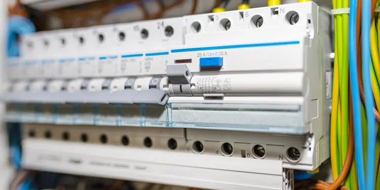 découvrez comment la rénovation électrique peut vous aider à réduire vos coûts énergétiques tout en améliorant la sécurité et la performance de votre installation.