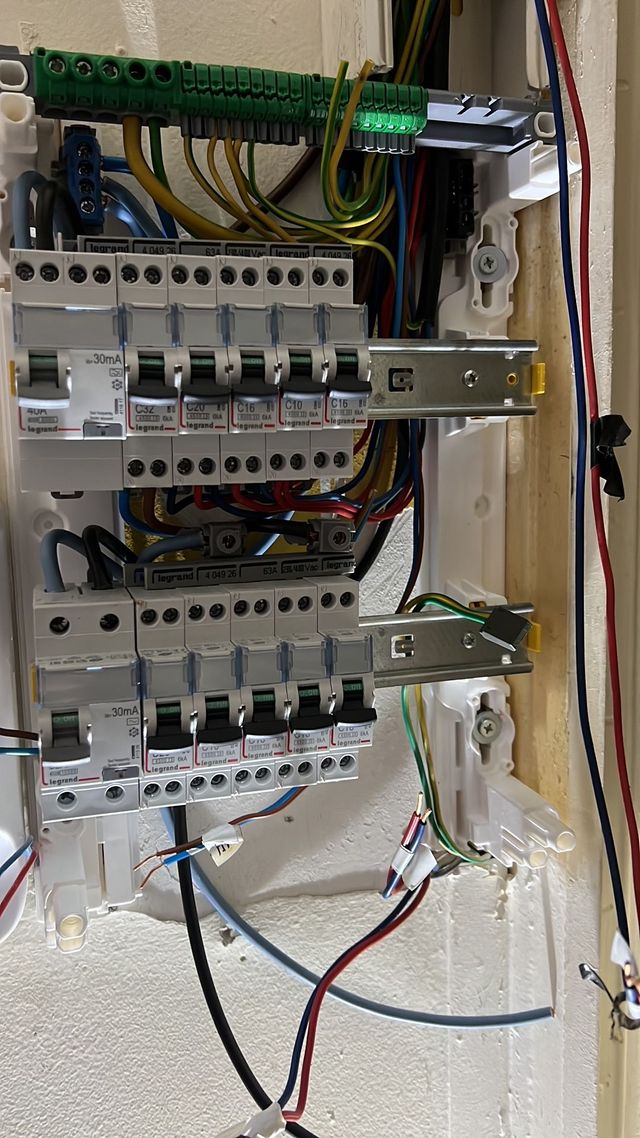 assurez la sécurité de votre habitation avec notre service de rénovation électrique fiable et conforme aux normes en vigueur.