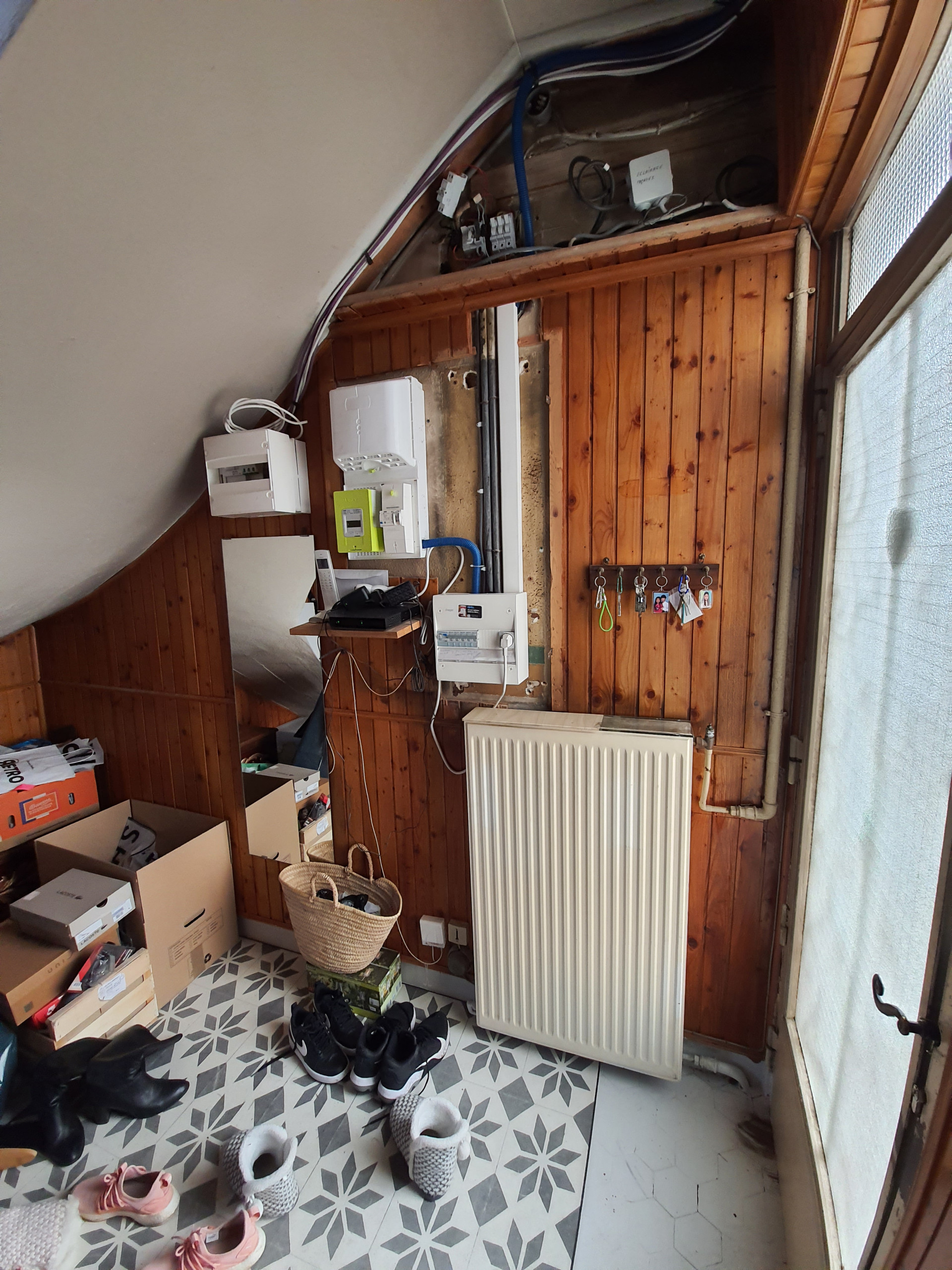 assurez la sécurité de votre habitation et augmentez sa valeur grâce à une rénovation électrique professionnelle et conforme aux normes.