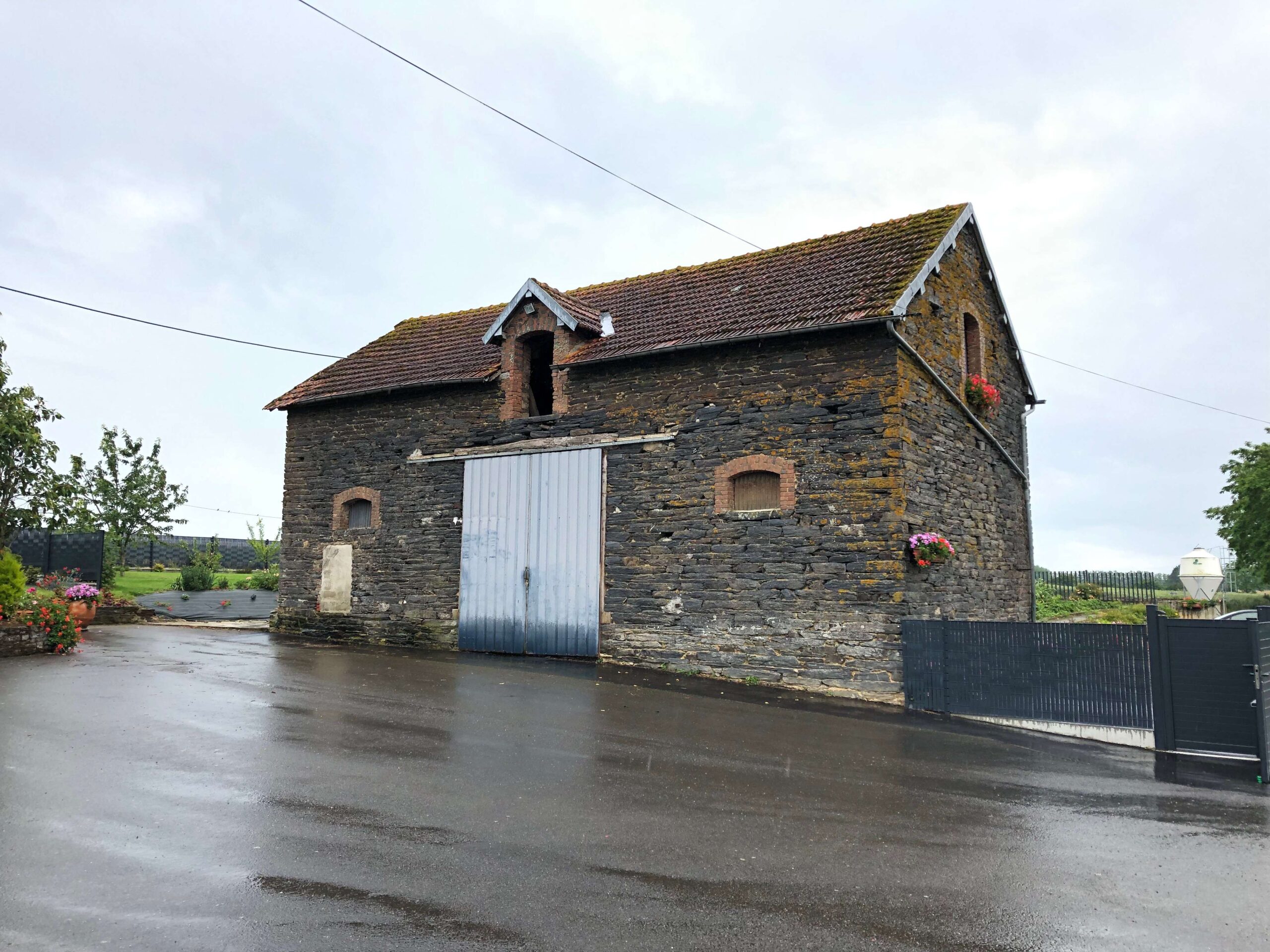 découvrez comment transformer une étable en une maison confortable grâce à nos conseils de rénovation expert et astuces pratiques.