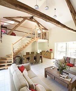 découvrez comment transformer une étable en une maison chaleureuse et moderne grâce à nos conseils de rénovation experts.