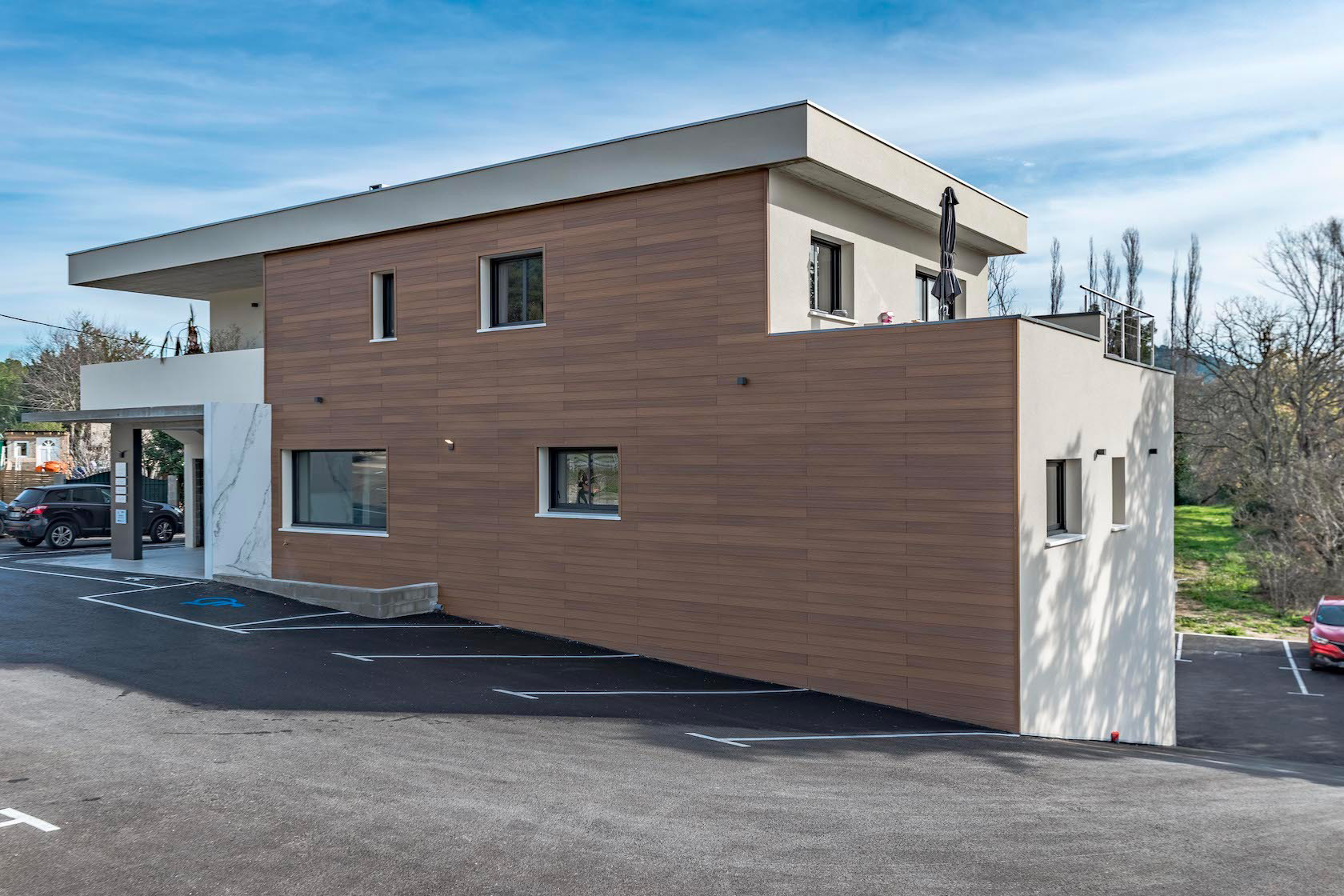 service professionnel de rénovation de façade pour valoriser et protéger votre bâtiment. experts en réparation, rénovation et entretien de façades.