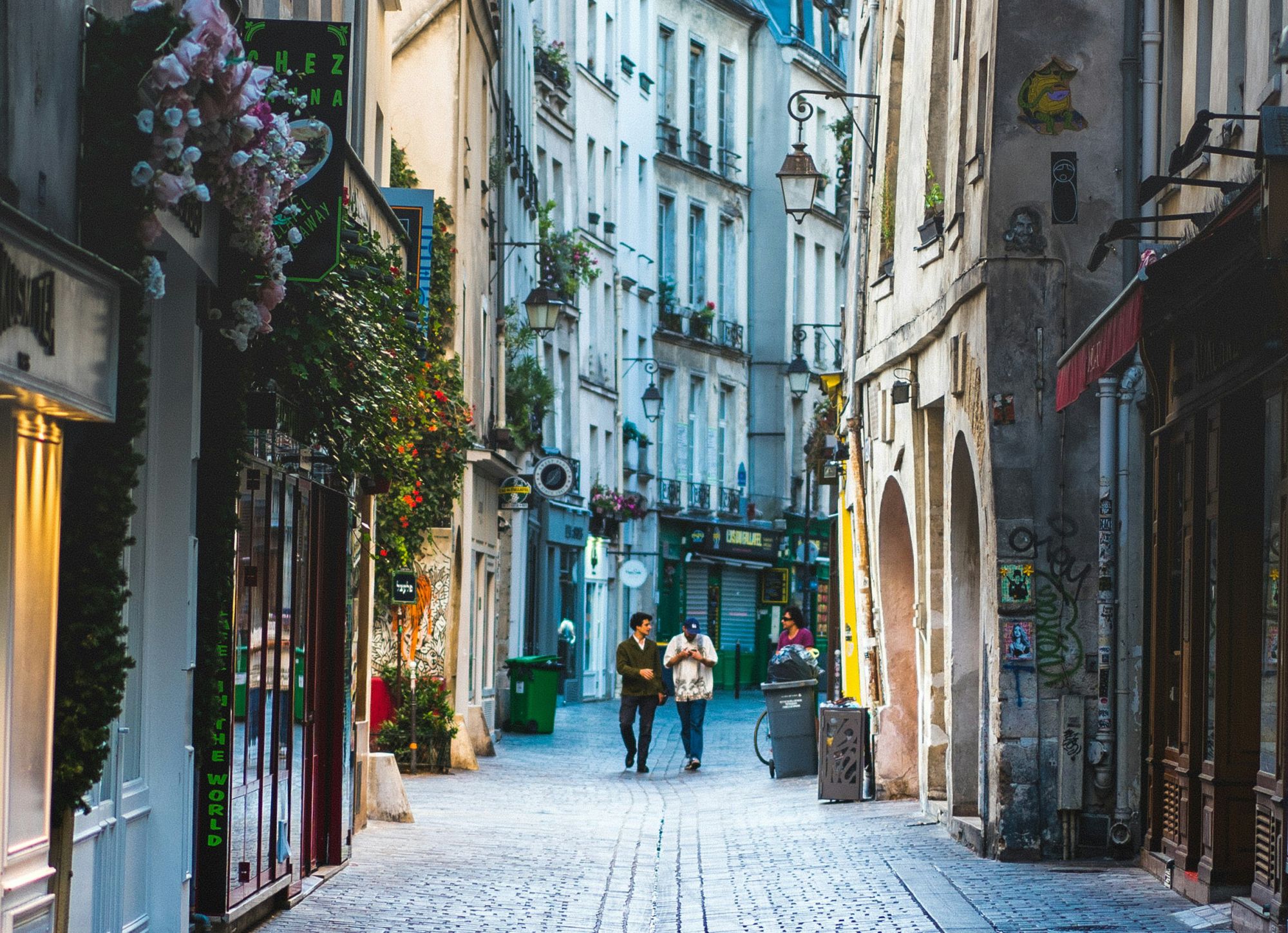 expert en rénovation de façade pour boutique à paris, nous redonnons charme et modernité à votre vitrine commerciale avec des matériaux de qualité et un savoir-faire professionnel.