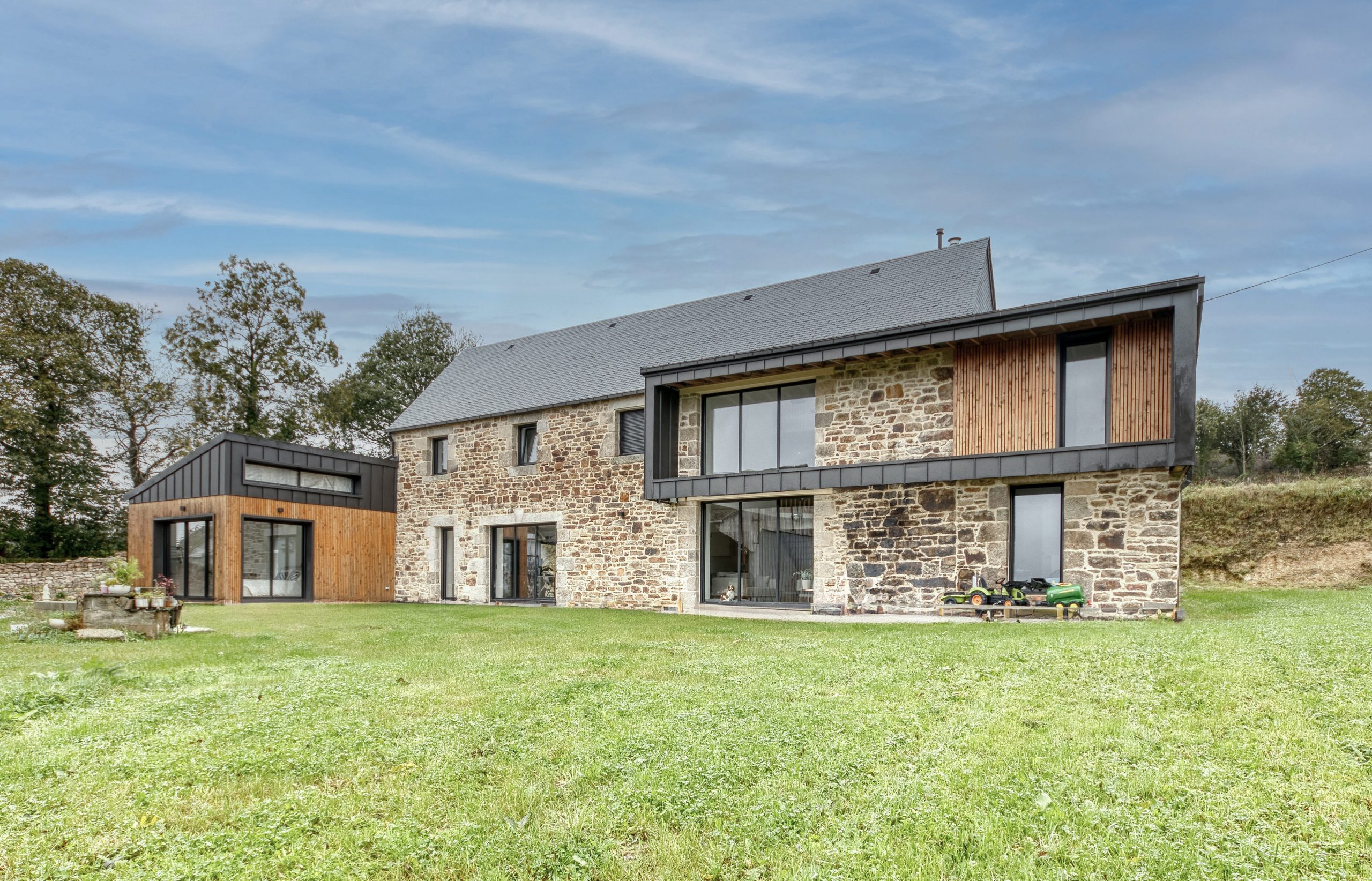 découvrez nos services experts de rénovation de ferme et grange près de paris en 2025 pour transformer vos bâtiments anciens en espaces modernes et confortables.