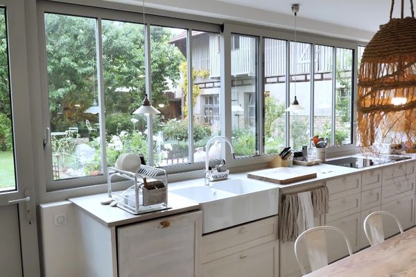 découvrez nos services de rénovation pour ferme et grange près de paris en 2025, alliant charme authentique et confort moderne.