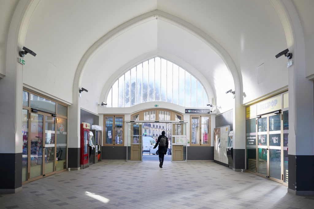 découvrez les projets de rénovation des gares à paris, alliant modernité et préservation du patrimoine pour améliorer le confort et l'accessibilité des voyageurs.