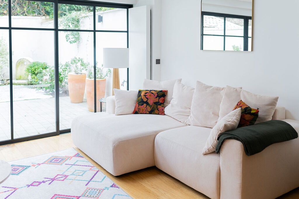 découvrez nos services de rénovation intérieure pour transformer votre espace de vie avec style et qualité. experts en aménagement, décoration et travaux sur mesure.