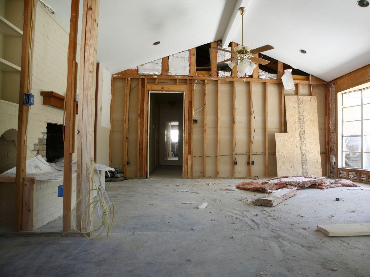 découvrez nos conseils et astuces pour la rénovation de votre maison, du choix des matériaux à la gestion des travaux, afin de concrétiser votre projet en toute sérénité.