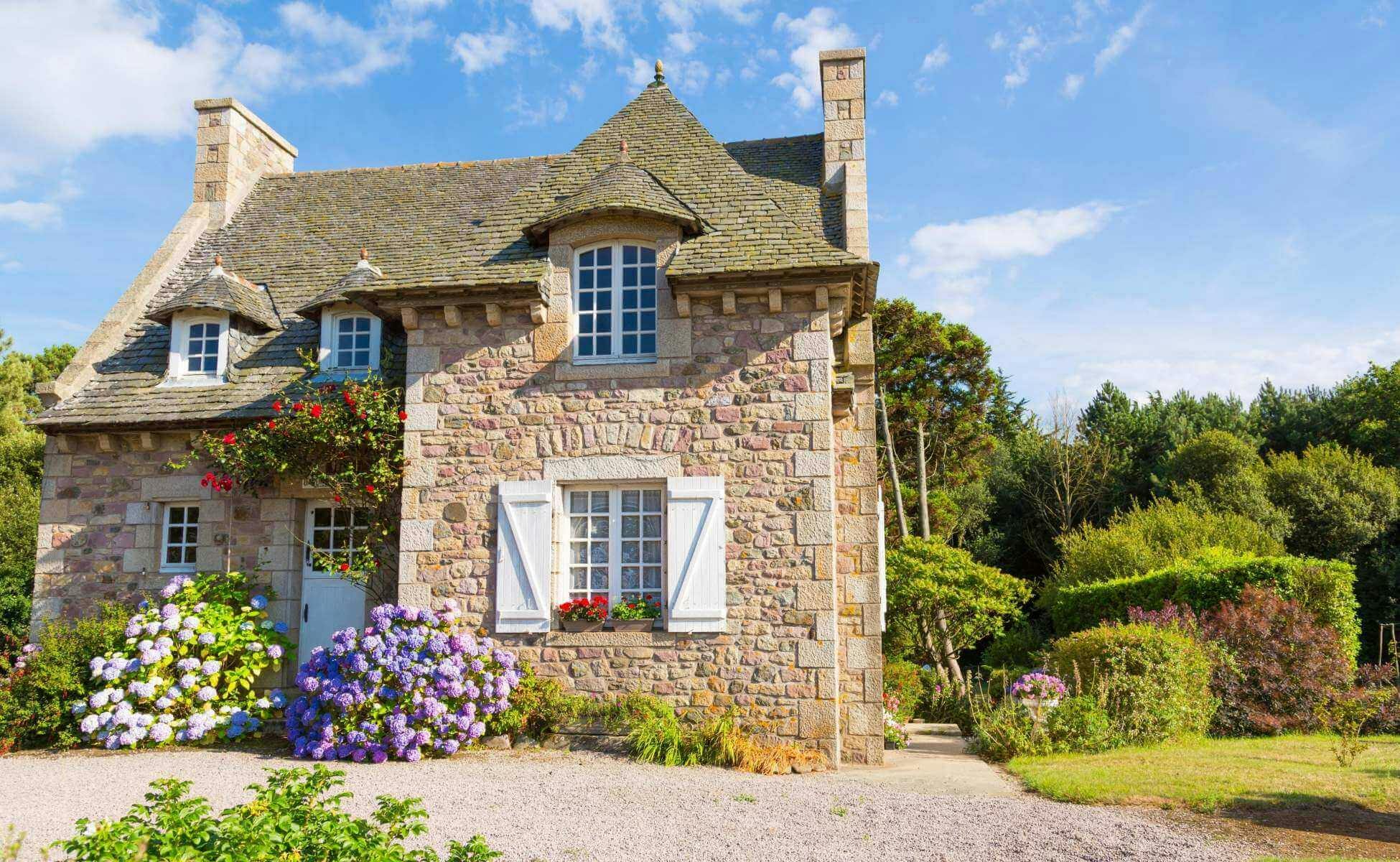 découvrez notre guide complet sur la rénovation de maison de maître, avec une estimation détaillée des coûts et des conseils pour valoriser votre patrimoine immobilier.
