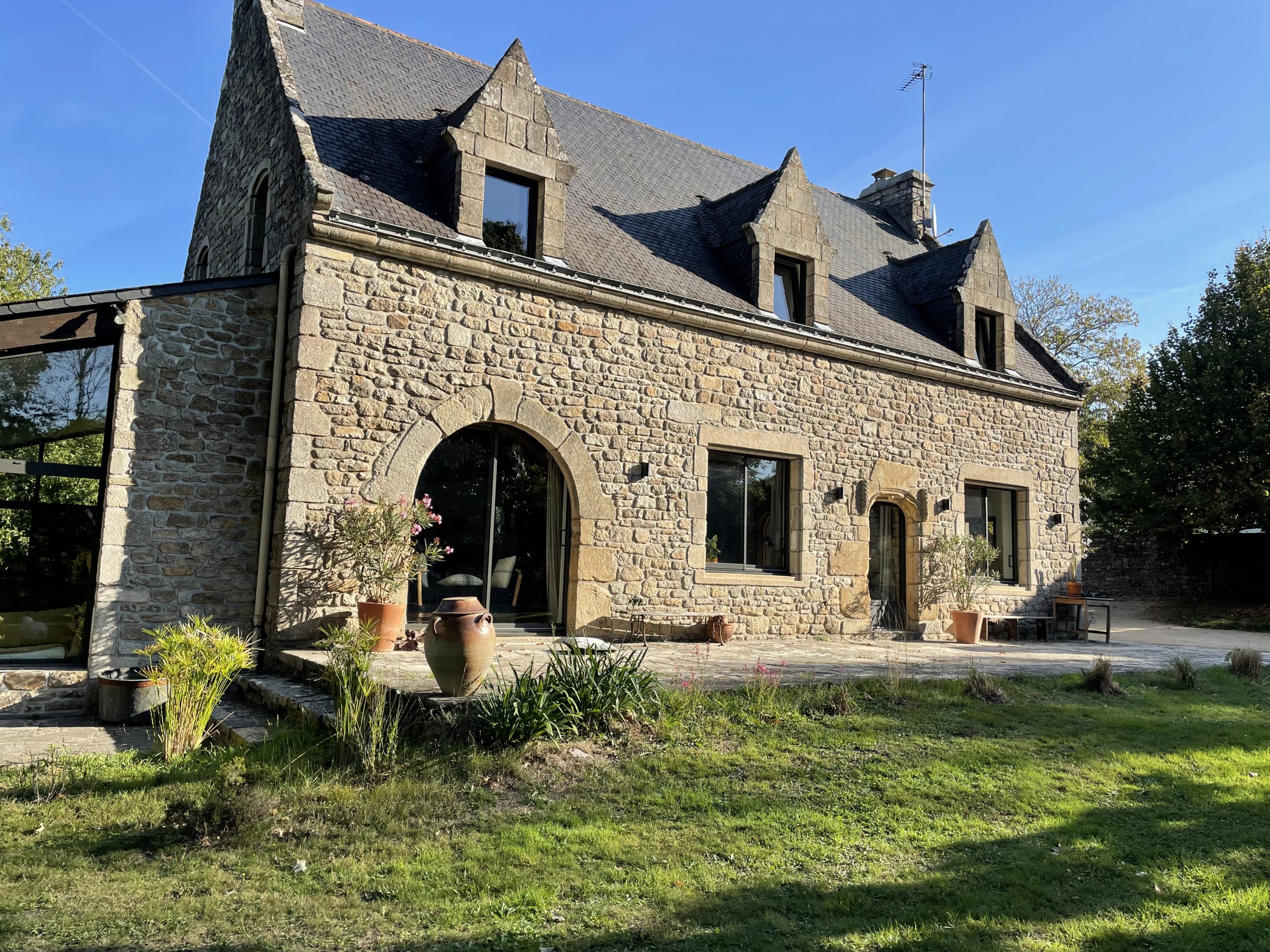 découvrez nos conseils et astuces pour la rénovation d'une maison en pierre, alliant charme authentique et confort moderne.