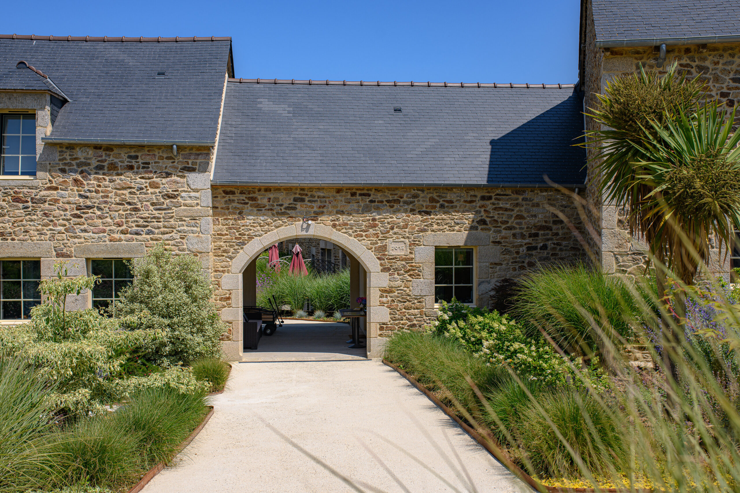 découvrez nos conseils et services pour la rénovation de votre maison en pierre, alliant charme authentique et confort moderne.