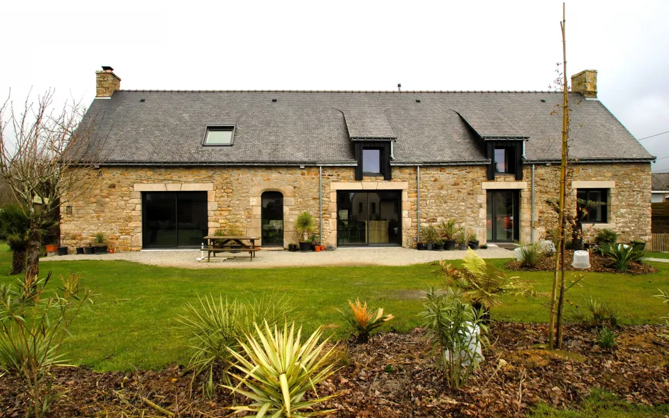 découvrez nos conseils et solutions pour la rénovation de votre maison en pierre, alliant charme traditionnel et confort moderne.