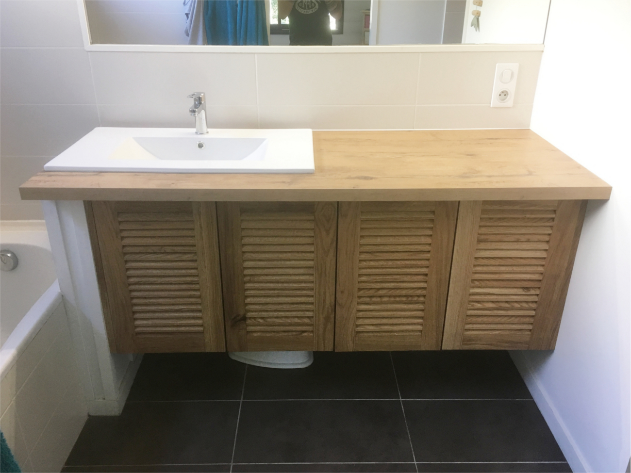 découvrez nos astuces et conseils pour la rénovation de meubles en stratifié dans votre salle de bain, afin de leur redonner un coup de jeune et moderniser votre espace rapidement et facilement.