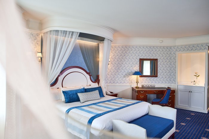 découvrez tout sur la rénovation du newport bay club à disneyland : modernisation des chambres, nouvelles installations et ambiance renouvelée pour un séjour inoubliable au cœur de la magie disney.