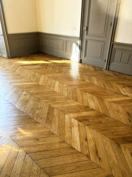 expert en rénovation de parquet à paris et lyon, nous redonnons vie à vos sols avec savoir-faire et qualité. service rapide et soigné pour tous types de parquets.