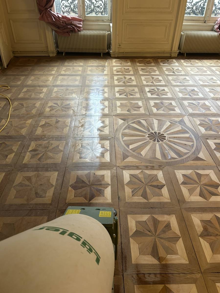 expert en rénovation de parquet à paris et lyon, nous redonnons vie à vos sols avec des techniques professionnelles pour un résultat durable et esthétique.