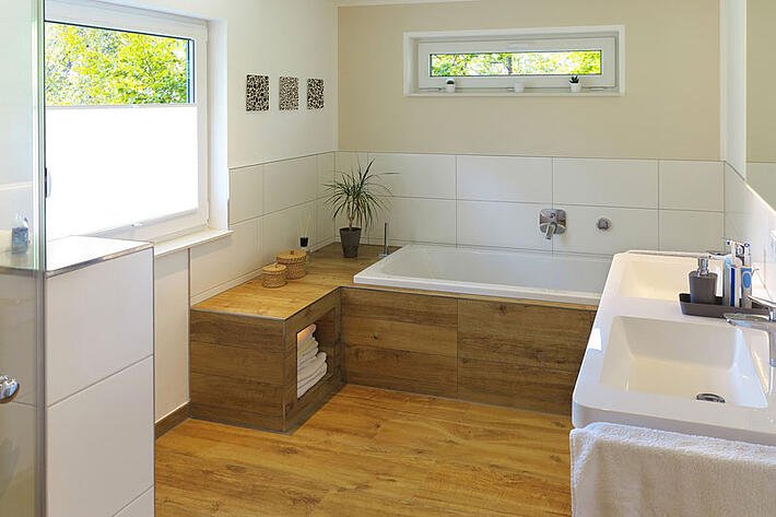 expert en rénovation de parquet pour salle de bain : redonnez charme et étanchéité à votre sol avec des techniques adaptées à l'humidité.