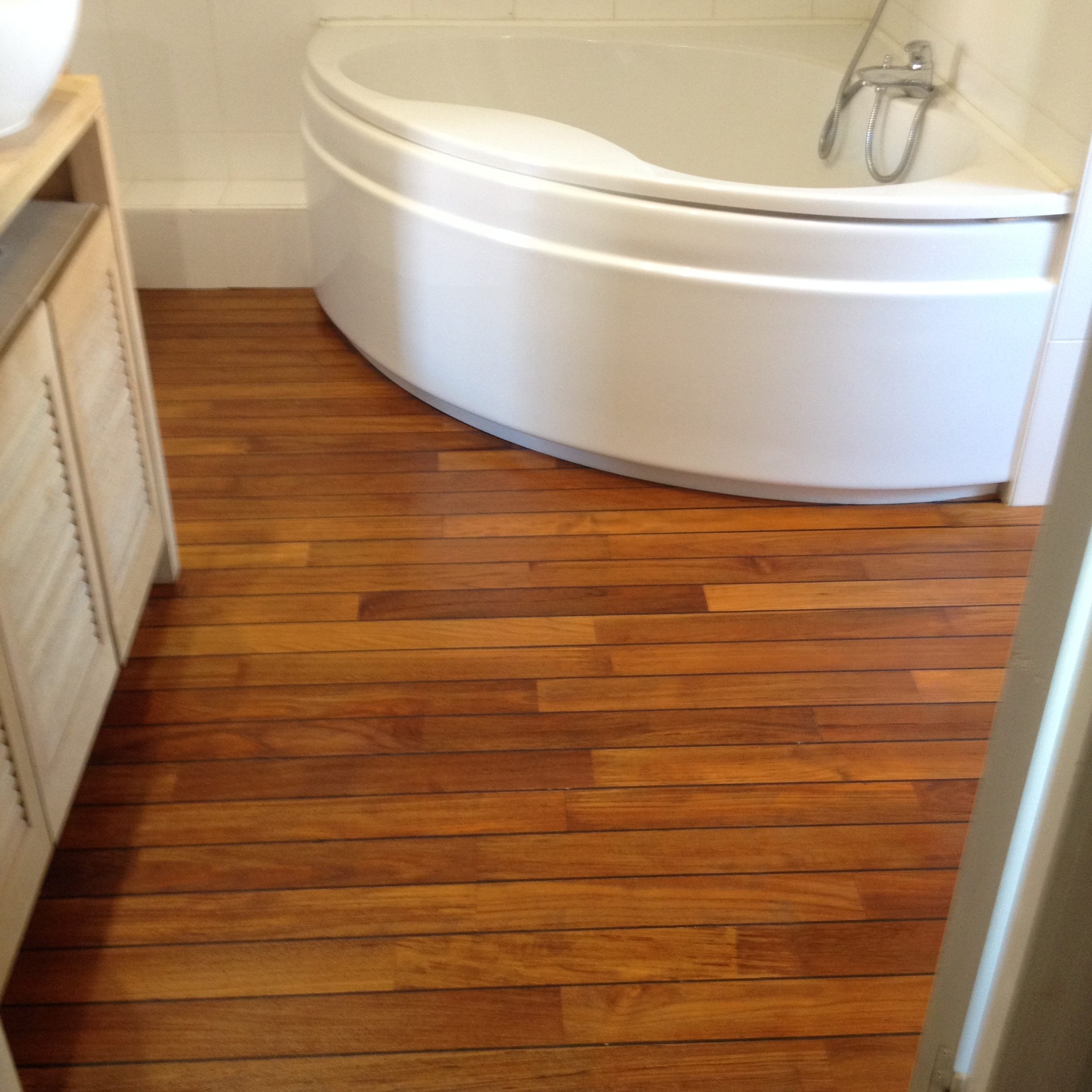 découvrez nos solutions de rénovation de parquet pour salle de bain, alliant esthétique et résistance à l'humidité pour un intérieur chaleureux et durable.