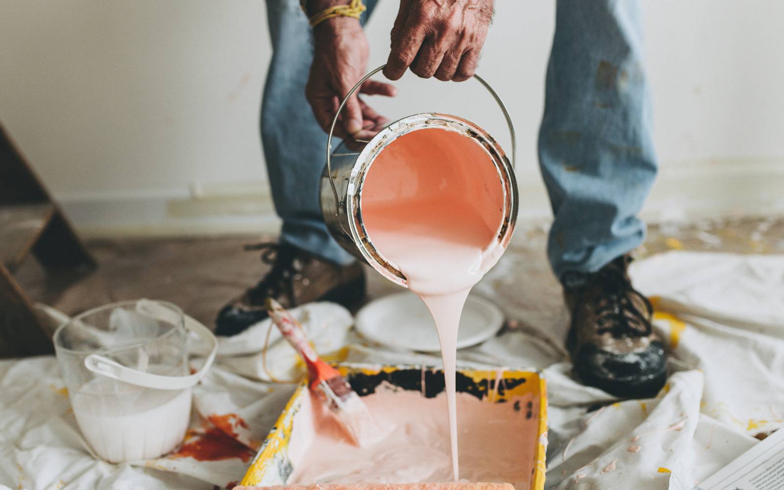 découvrez nos services de rénovation peinture sur-mesure pour transformer vos espaces avec des finitions personnalisées et de haute qualité.