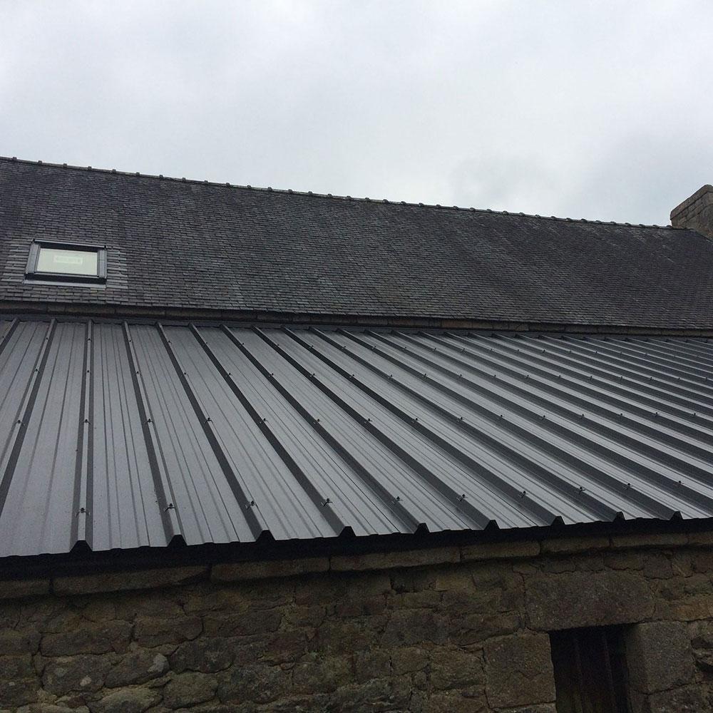 spécialistes en rénovation de toiture bac acier : peinture durable et protection optimale pour votre toit.