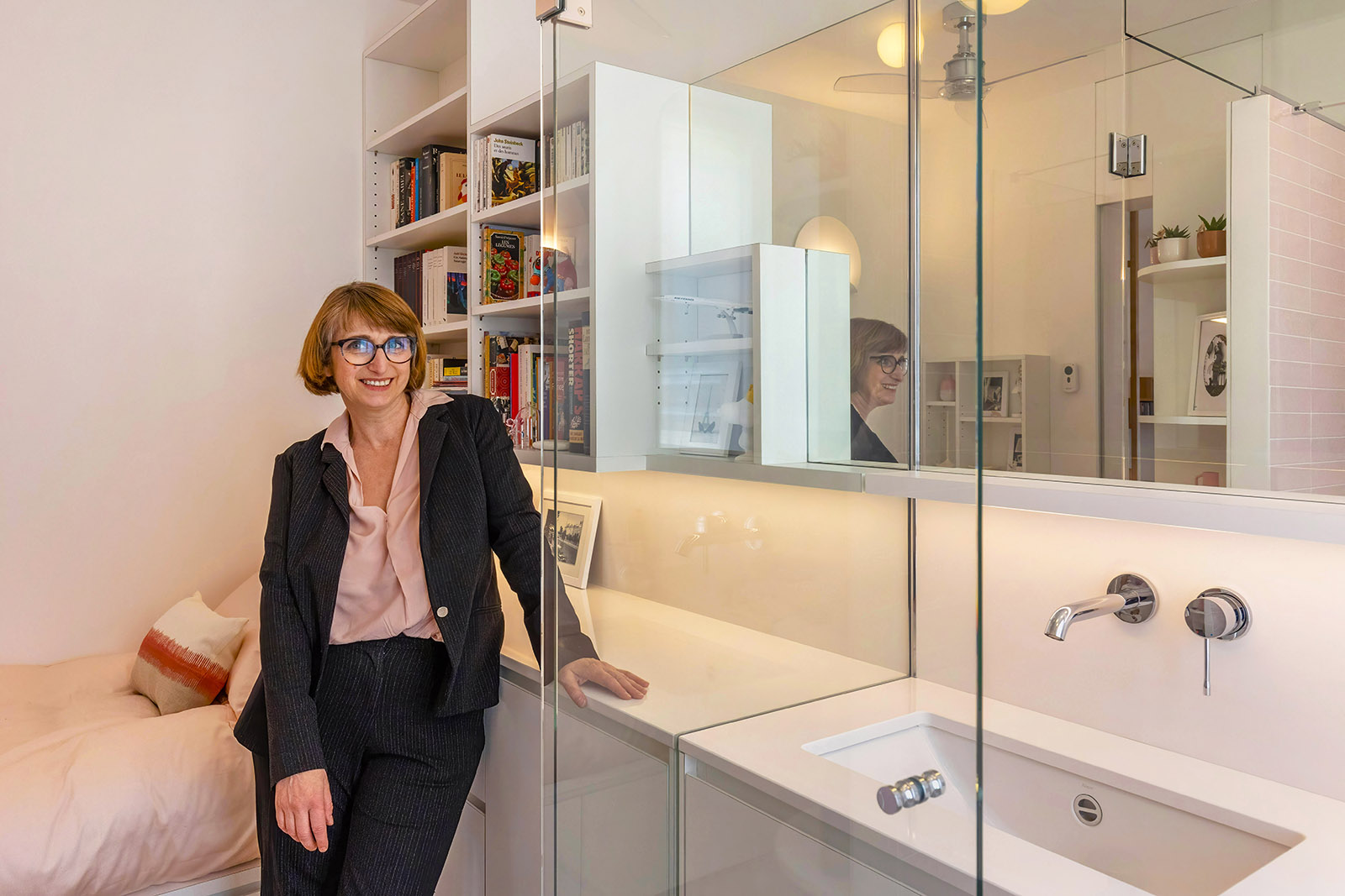 découvrez nos solutions de rénovation pour petites surfaces à paris, alliant optimisation de l'espace et design moderne pour un intérieur fonctionnel et esthétique.