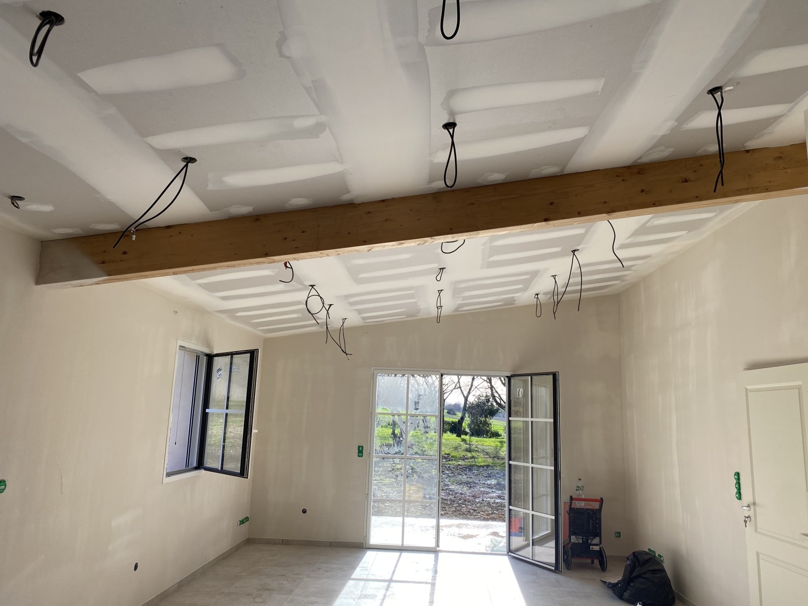 découvrez nos services de rénovation placo pour transformer vos murs et plafonds avec des solutions durables et esthétiques. devis gratuit et conseils personnalisés.