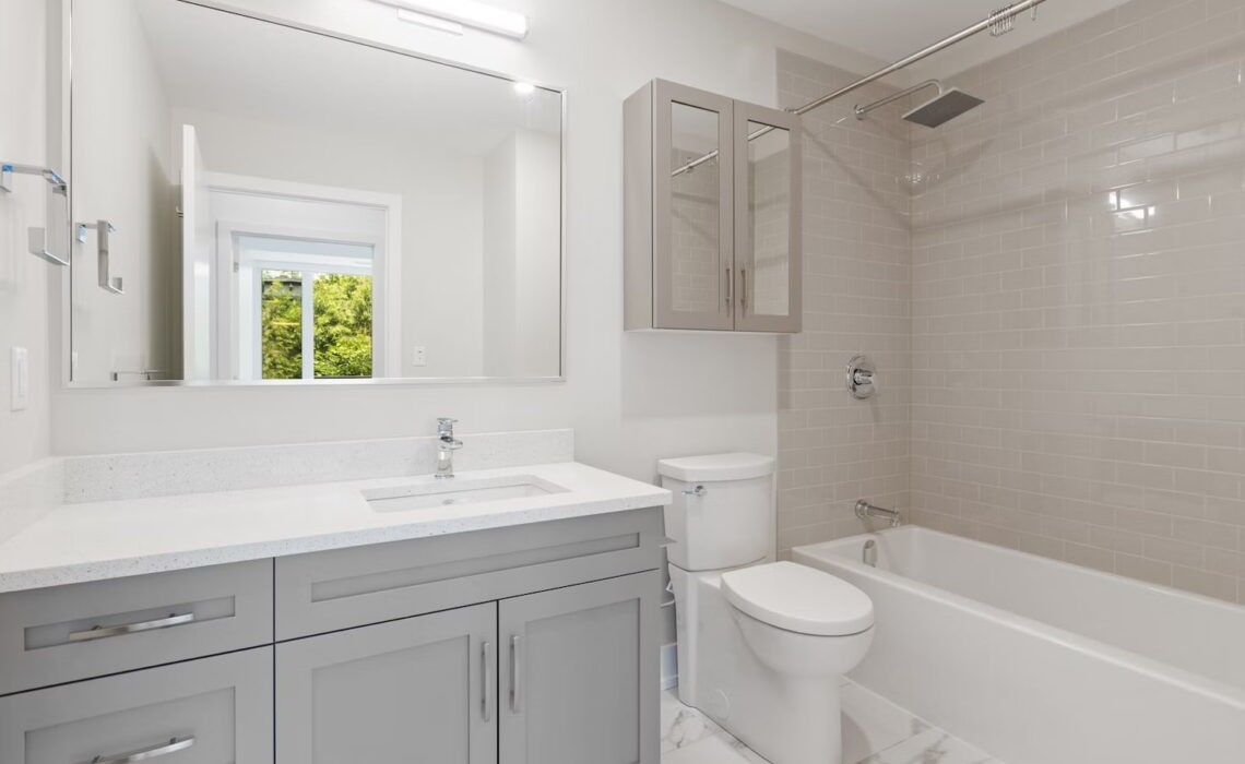 découvrez nos solutions de rénovation pour plafond bas de salle de bain, alliant esthétisme et praticité pour un espace optimisé et lumineux.