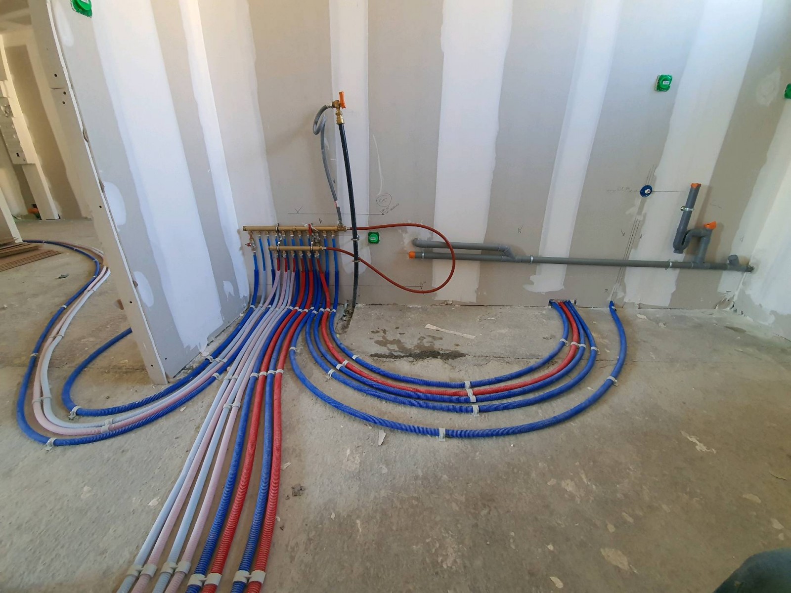 découvrez comment planifier la rénovation de la plomberie de votre appartement tout en respectant votre budget grâce à nos conseils pratiques et astuces économiques.