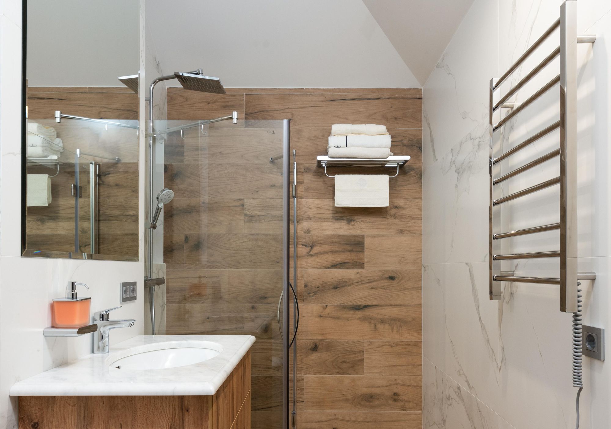 découvrez nos solutions professionnelles pour la rénovation de votre salle de bain : design moderne, optimisation de l'espace et matériaux de qualité pour un résultat à la hauteur de vos attentes.