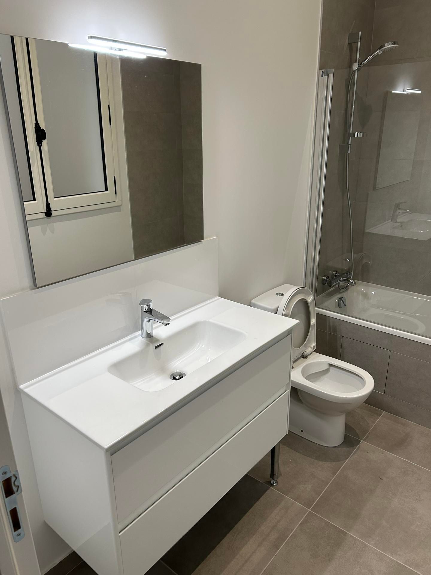 experts en rénovation de salle de bain à bonneuil-sur-marne, nous transformons votre espace en un lieu moderne et fonctionnel. de la conception à la réalisation, bénéficiez d'un service complet et personnalisé.