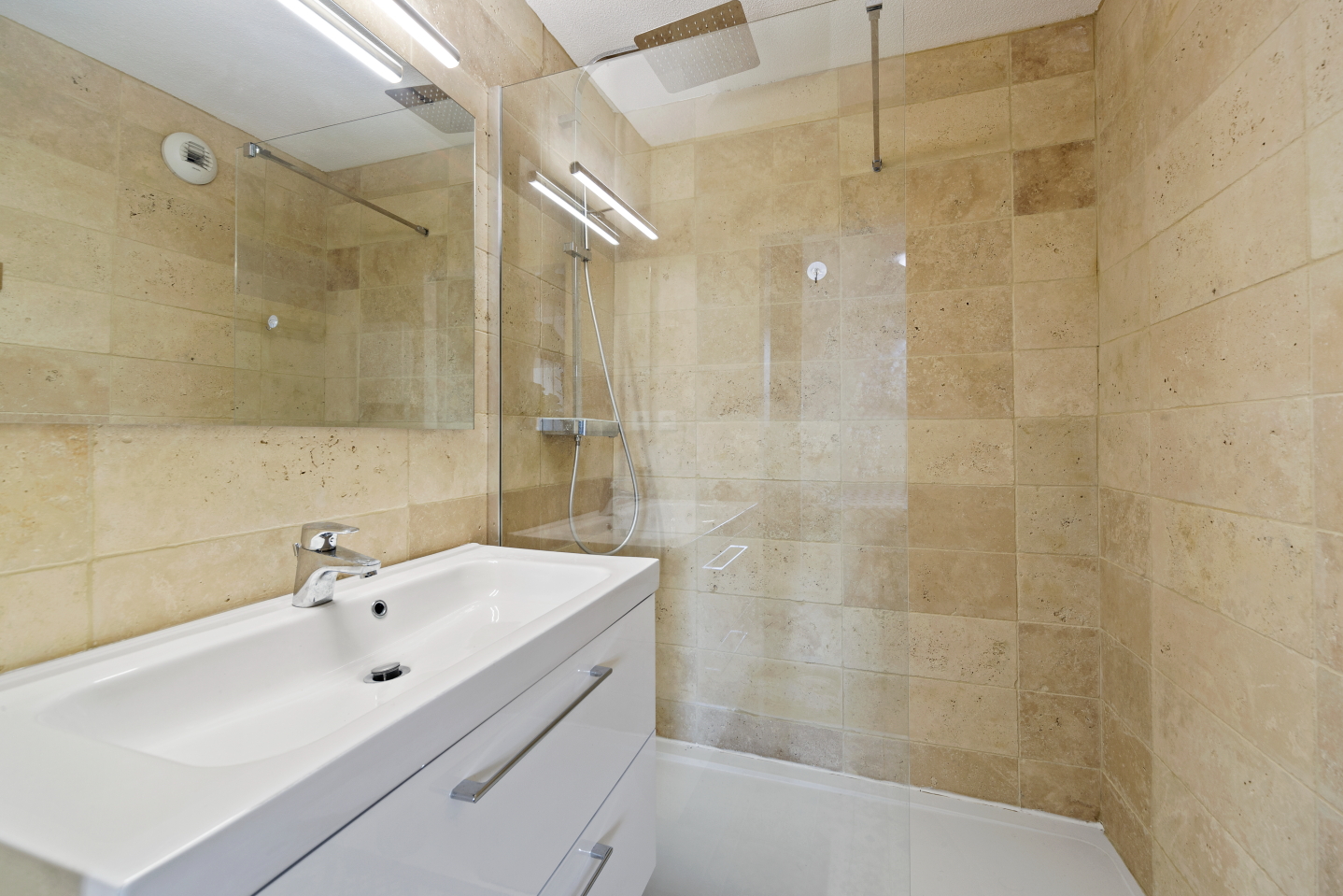expert en rénovation de salle de bain à fouju : modernisez et embellissez votre espace avec des solutions sur mesure, réalisées par des professionnels qualifiés.