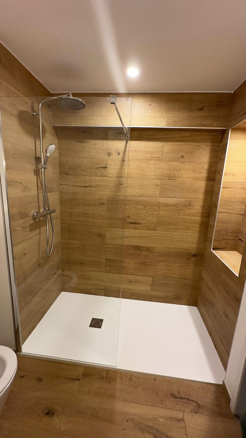 découvrez nos services d'artisan pour la rénovation de votre salle de bain : qualité, savoir-faire et conseils personnalisés pour un espace moderne et fonctionnel.