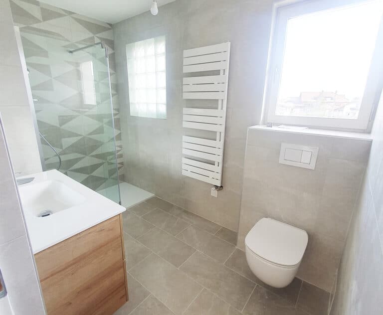 découvrez comment la rénovation de votre salle de bain peut augmenter la valeur de votre maison, avec des conseils pratiques et des idées modernes pour un espace rénové et attractif.