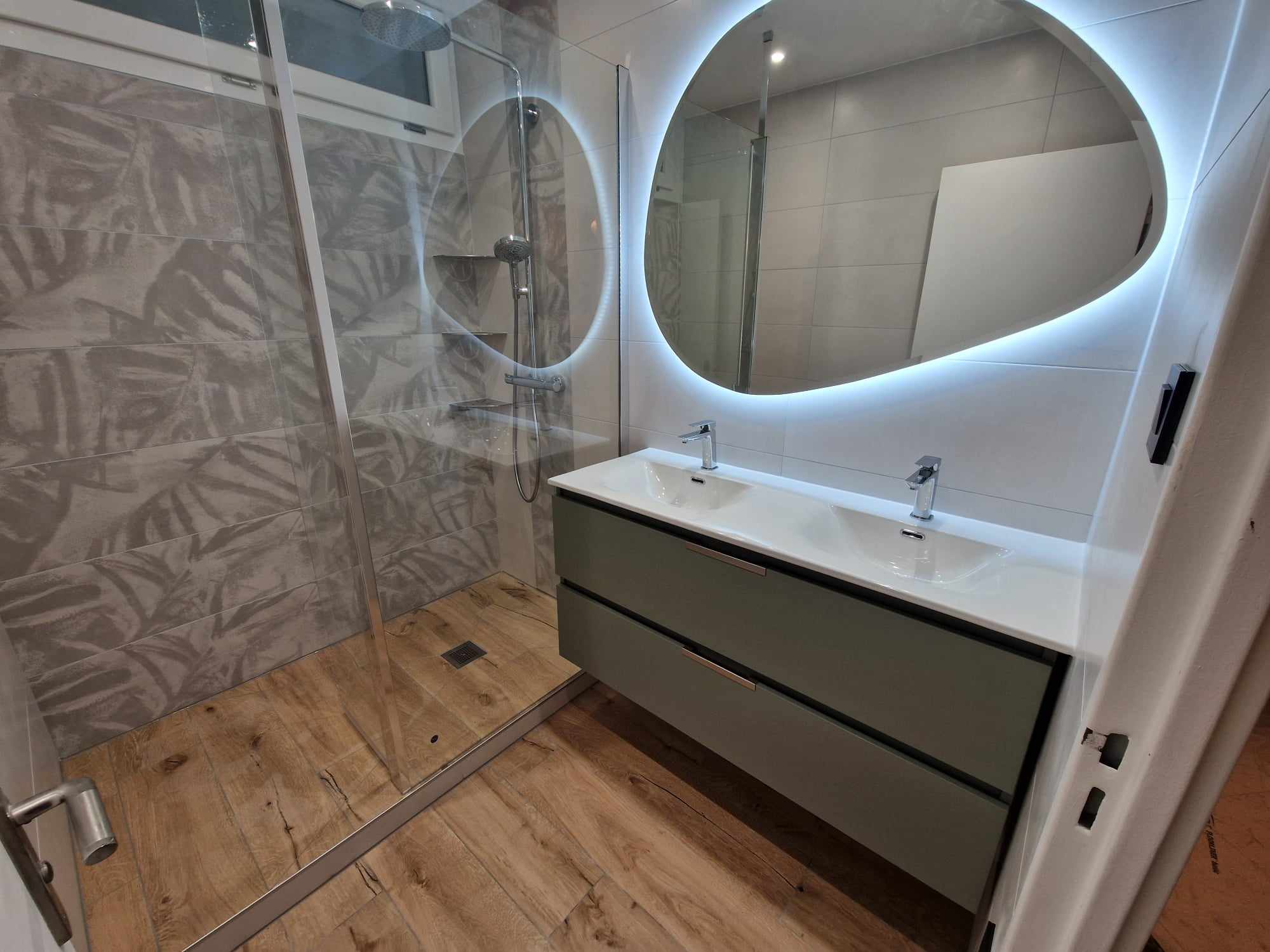 découvrez nos services experts en rénovation de salle de bain à courbevoie. transformez votre espace avec des solutions modernes et personnalisées pour un intérieur élégant et fonctionnel.