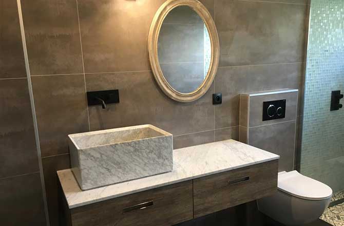 découvrez les coûts et les étapes clés pour réussir la rénovation de votre salle de bain, de la planification aux finitions.