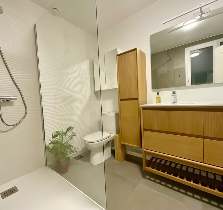 découvrez nos services de rénovation pour une salle de bain élégante à fromont. transformez votre espace avec des designs modernes et des finitions de qualité.