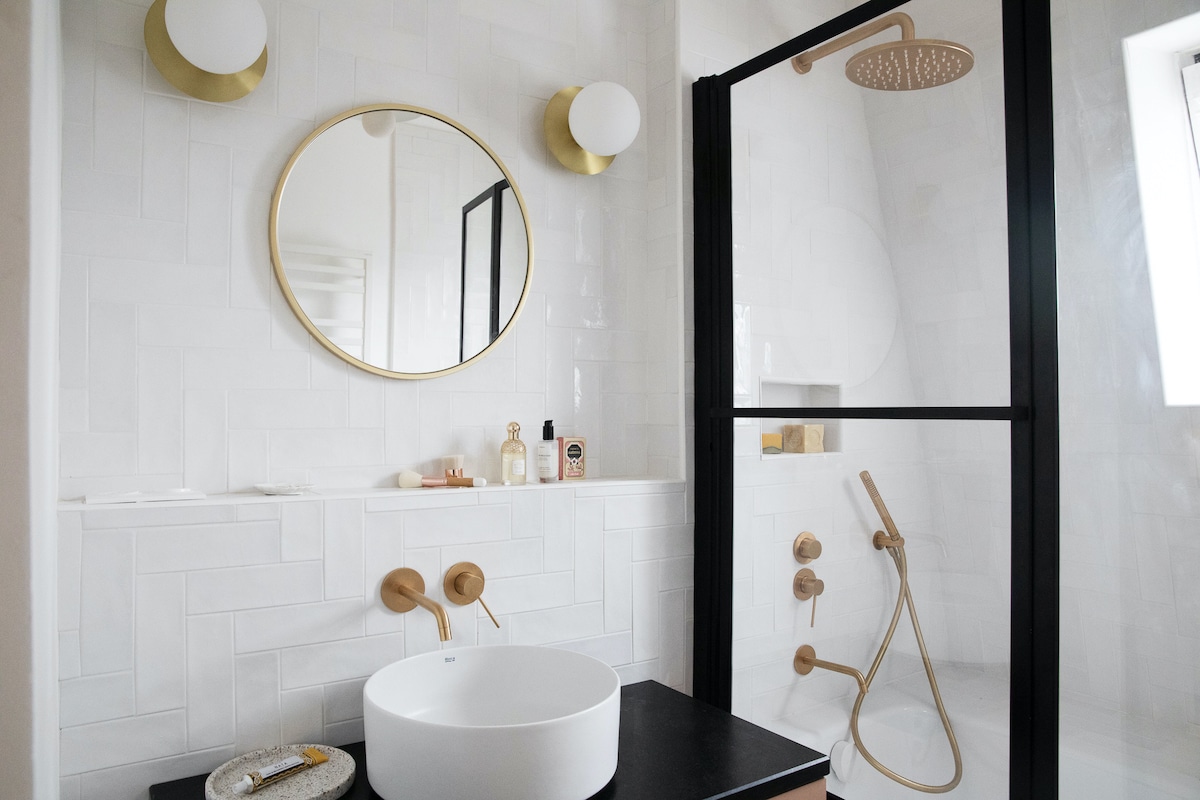 découvrez notre service de rénovation haut de gamme pour salle de bain à les ormes-sur-voulzie. expertise, qualité et design sur mesure pour un espace moderne et élégant.