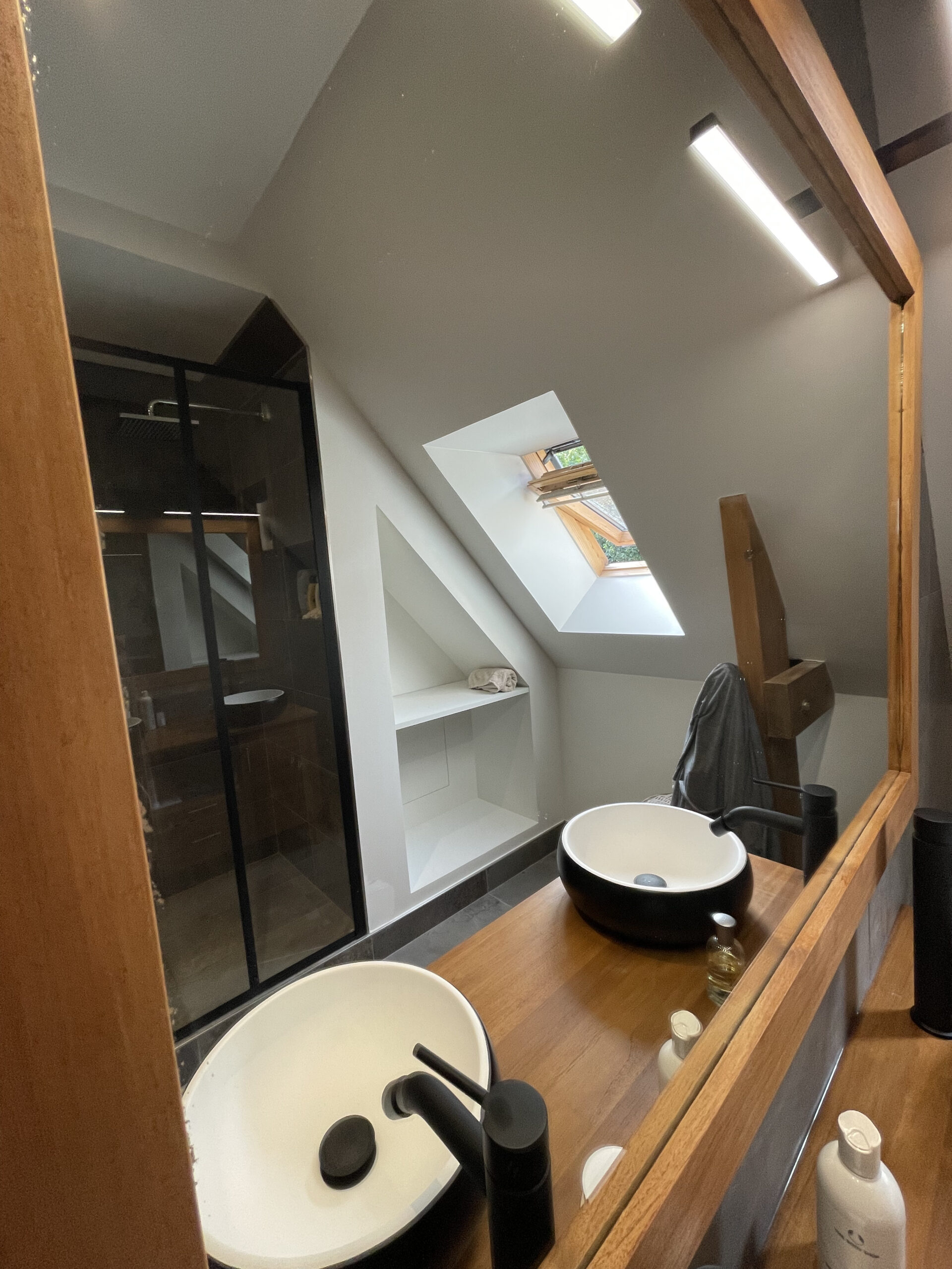 expert en rénovation de salle de bain moderne à oinville-sur-montcient. transformez votre espace avec style et fonctionnalité grâce à nos solutions sur mesure.