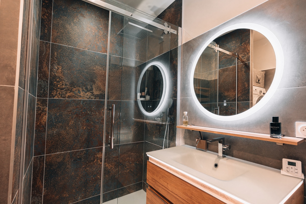 découvrez nos services de rénovation pour une salle de bain moderne à saint-rémy-l'honoré. transformez votre espace avec style, confort et matériaux de qualité.