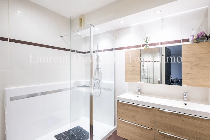 découvrez notre expertise en rénovation de salle de bain moderne à saint-rémy-l'honoré. transformez votre espace avec style et fonctionnalité grâce à nos solutions sur mesure.