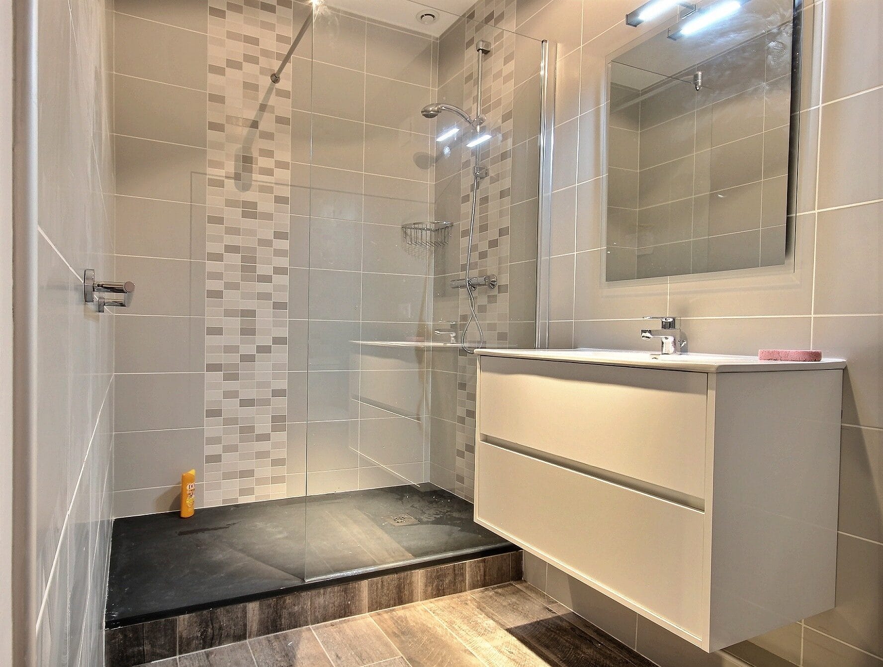 découvrez nos services de rénovation pour une salle de bain moderne à viarmes. transformez votre espace avec des designs élégants et des matériaux de qualité.