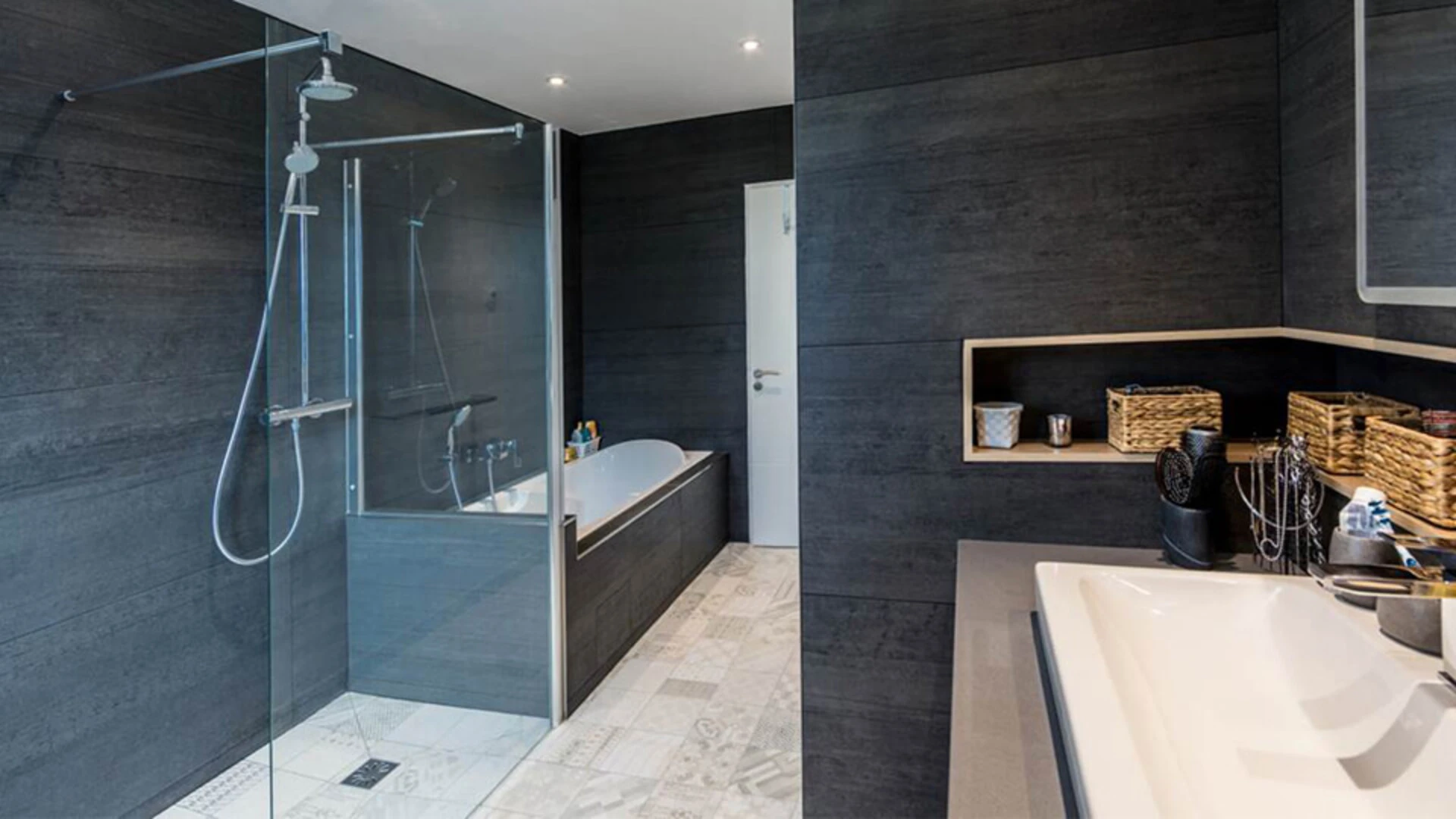 découvrez nos conseils et idées pour une rénovation de salle de bain moderne alliant style, confort et fonctionnalité. transformez votre espace avec des matériaux tendance et des aménagements innovants.
